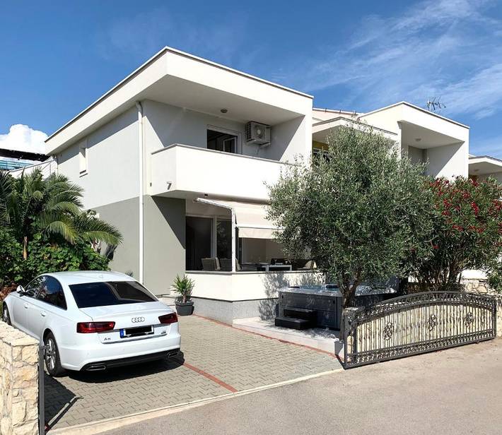 Villa für 6 Personen, mit Garten und Pool sowie Ausblick, mit Haustier in Novalja