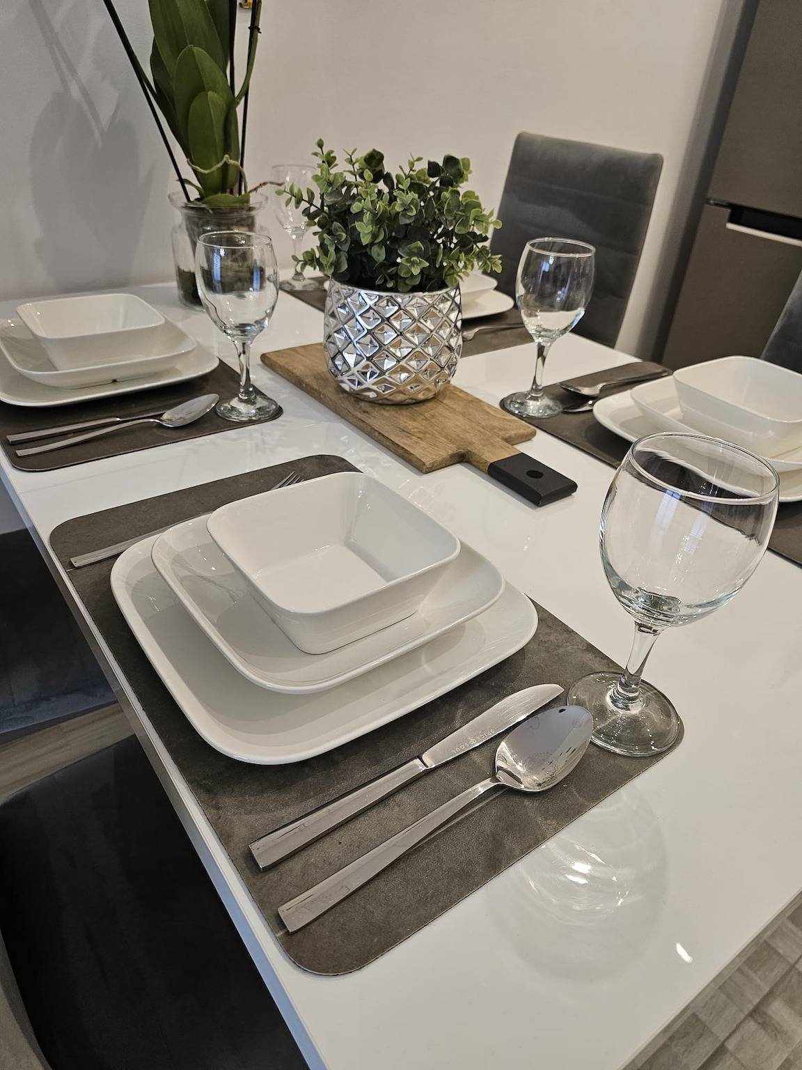 Apartamento vacacional entero, 2-Bed Apt in Zyrardow, Sleeps 6 & Free Parking in Mazovia (región)