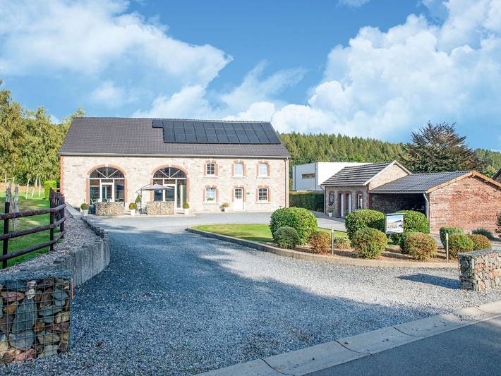Gîte pour 10 personnes, avec sauna et terrasse, adapté aux familles dans Burnenville