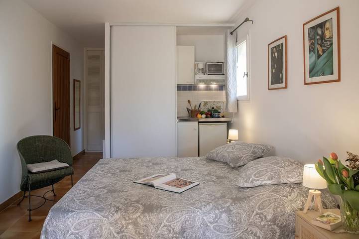 Ganze Wohnung, In einer herrlichen 2-Personen-Studio-Villa mit Terrasse und Garten in Saint-Paul-de-Vence, Mittelmeerküste (Frankreich)