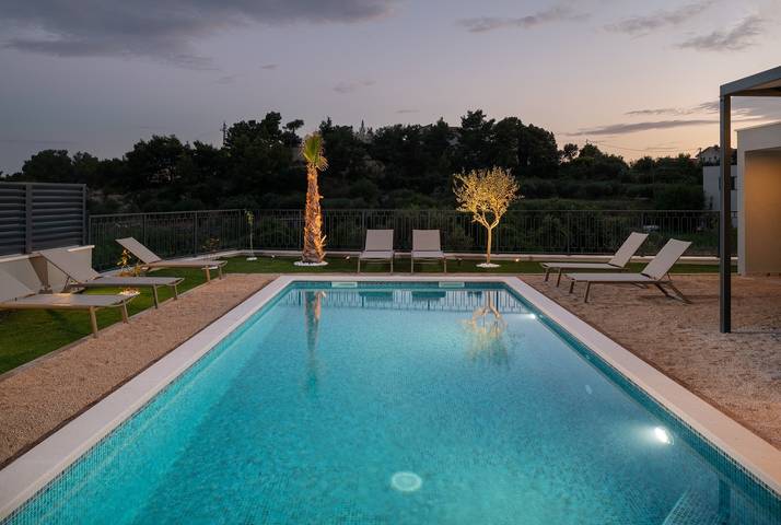 Ferienhaus für 20 Personen, mit Balkon/Terrasse und Garten sowie Pool in Podstrana