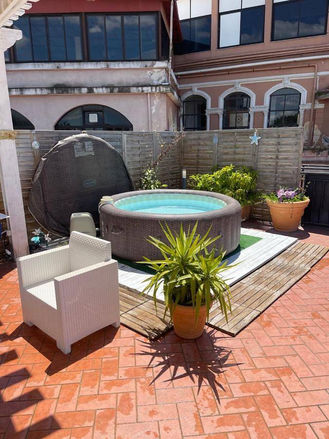 Location de vacances pour 9 personnes, avec piscine ainsi que jardin et vue à Castellammare di Stabia
