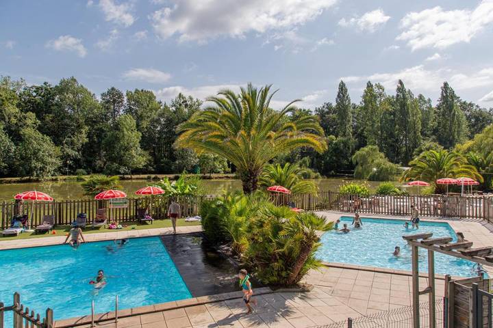 Camping pour 4 personnes, avec Bassin pour enfant et Piscine