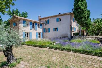 Location de vacances pour 12 personnes, avec terrasse et jardin à Saignon