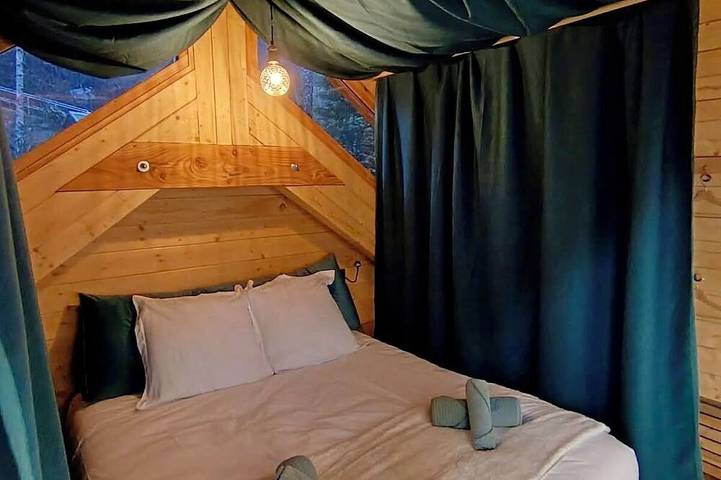 Gîte pour 2 personnes, avec jacuzzi ainsi que jardin et terrasse à Chambon-sur-Lac - 2
