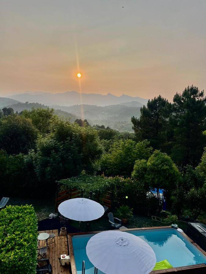 Gîte pour 2 personnes, avec Jardin ainsi que Piscine et Vue à Prades (Rhône-Alps)