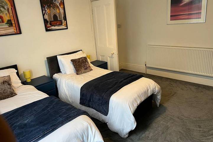 Elegant Victorian Home w/7 Bedrooms | Perfect for Work Crews & Family Gatherings in Darlaston, Walsall