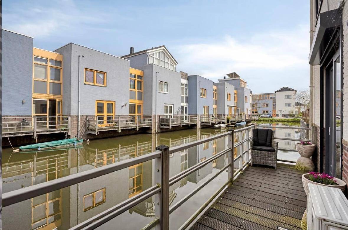 Peace and luxury on the waterfront in Brabant-Septentrional