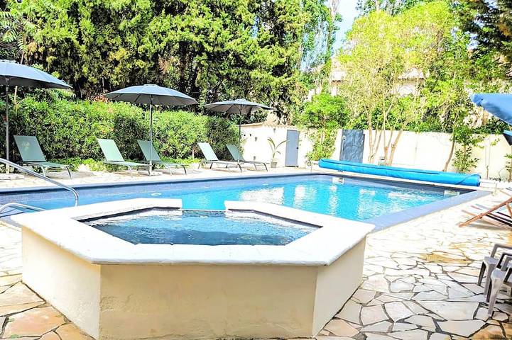 Gîte pour 8 personnes, avec piscine et jardin à Floure