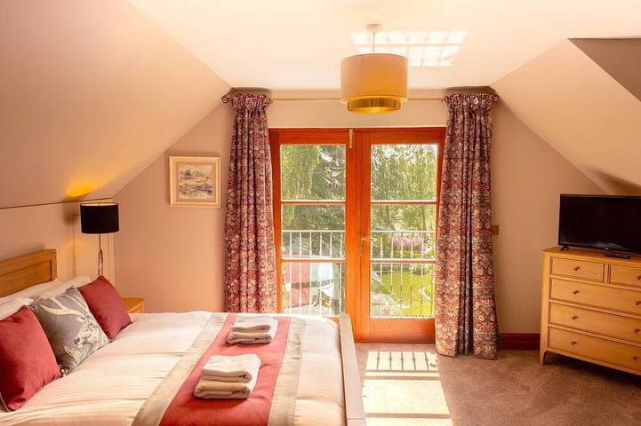 Red Squirrel Lodge - hot tub in Cairngorms in Boat of Garten, Highlands