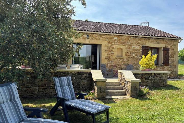 Location de vacances pour 4 personnes, avec terrasse et jardin à Prats-de-Carlux