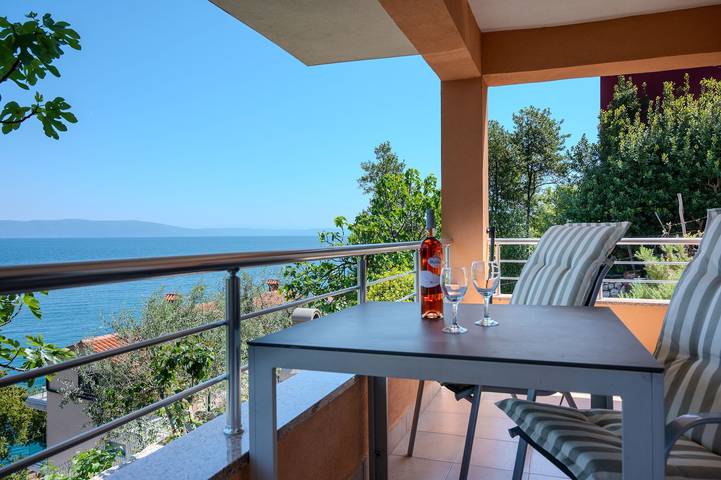 Ferienwohnung für 2 Personen, mit Balkon/Terrasse und Meerblick in Raša