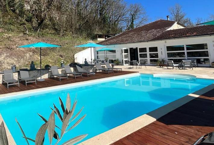 Location de vacances pour 4 personnes, avec Terrasse et Jardin ainsi que Piscine et Vue à Saint-Cyprien (Lot)