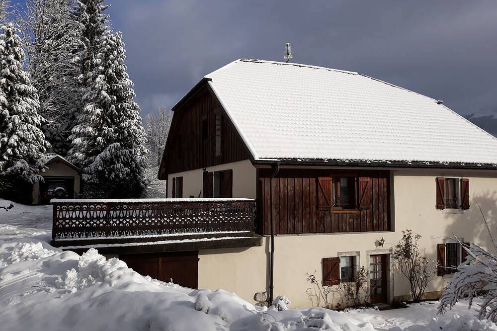 Ganze Wohnung, Superb apartment in a renovated mountain farm. Sleeps 4-6. Quiet surroundings. in Saint-Jeoire, Region Bonneville