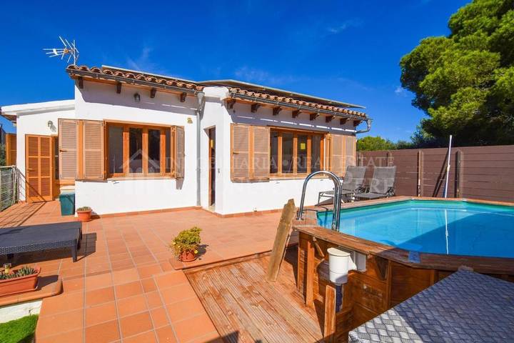 Ferienhaus für 6 Personen, mit Terrasse und Pool