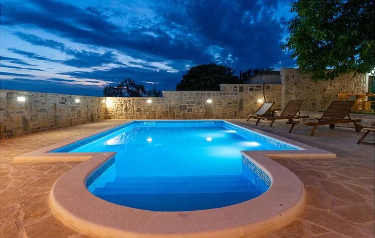 Gemütliche Ferienwohnung mit Pool, WLAN und Küchenausstattung in Grad Benkovac, Zadar