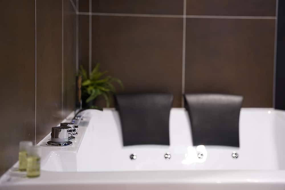 Apartamento entero, Junglia Suite - Spa & Ciné in Bourg-en-Bresse, Región de Bourg-en-Bresse