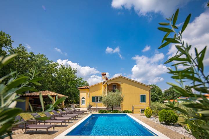 Villa pour 8 personnes, avec piscine et terrasse, animaux acceptés à Labin