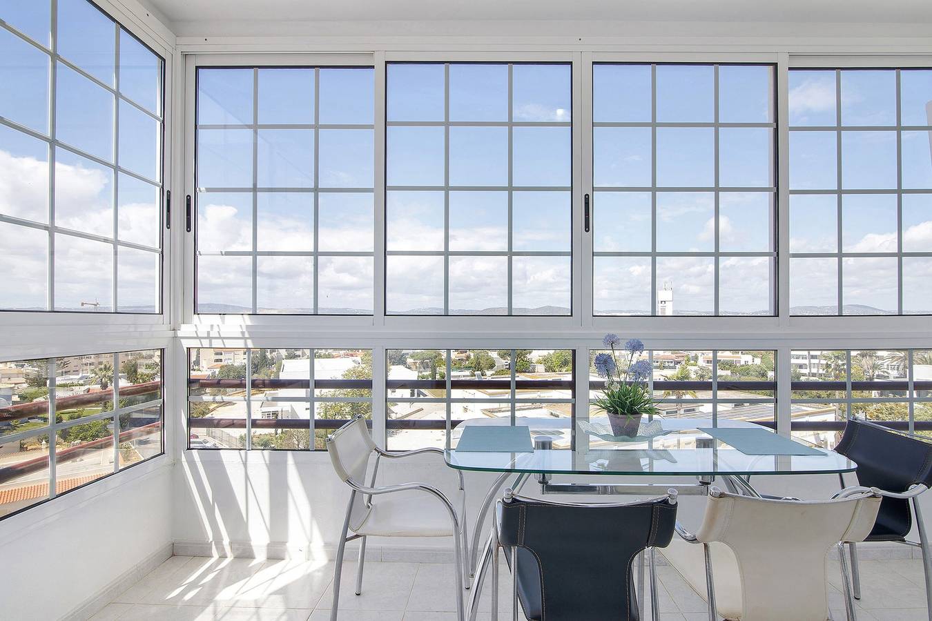 Apartamento vacacional 'Com Vista Panorámica' con vistas al mar, Wi-Fi y aire acondicionado in Quarteira, Distrito de Faro