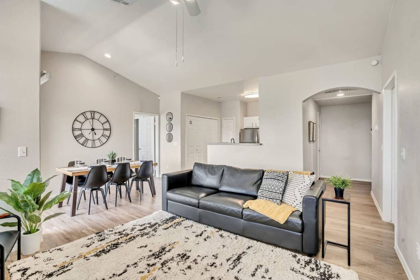 Entire apartment, Welcoming 2Br: Pool, Gym, Near Hill Afb & Lagoon in Davis County