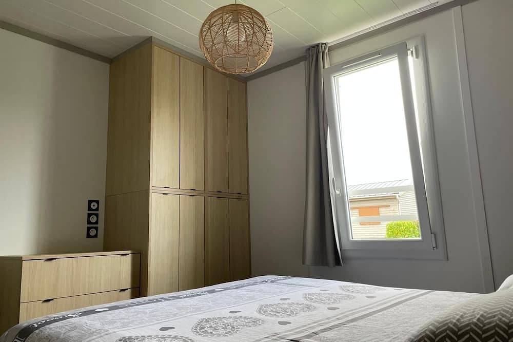 Comfortable 6-person, 3-bedroom chalet close to the Megaliths and beaches in Marzan, Côte des Mégalithes