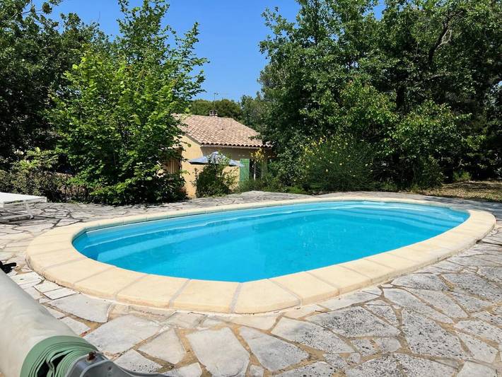 Location de vacances pour 6 personnes, avec vue ainsi que jardin et piscine à Faucon - 3