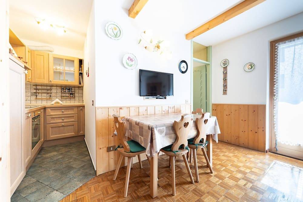 Ganze Wohnung, Two-bedroom apartment just 300 meters from the Sellaronda ski lifts. in Alba (Canazei), Canazei