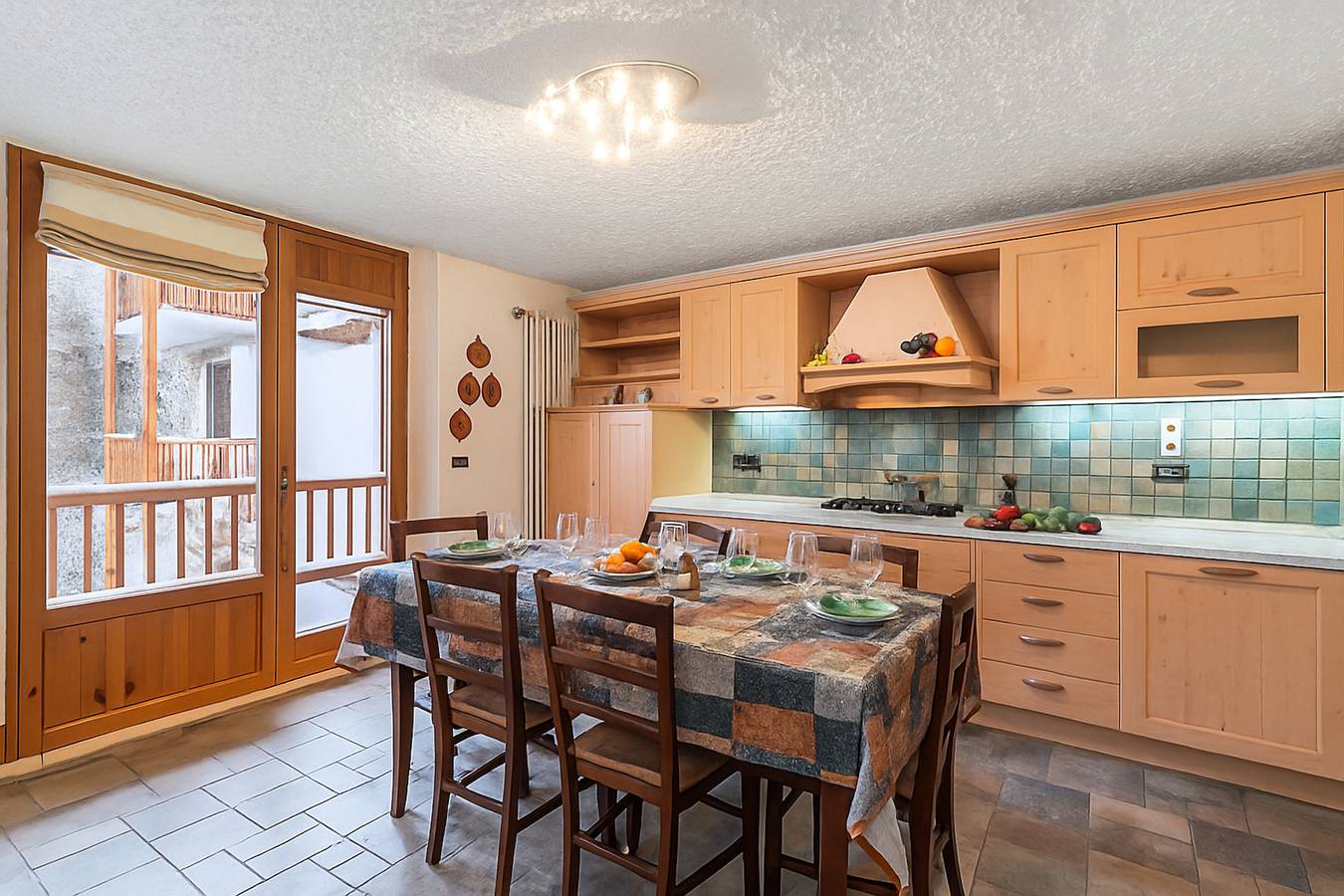 Apartamento entero, Retiro con vistas a la montaña: WiFi, TV, Cocina, Balcón - Cerca de la estación de esquí in Sauze d'Oulx, Via Lattea