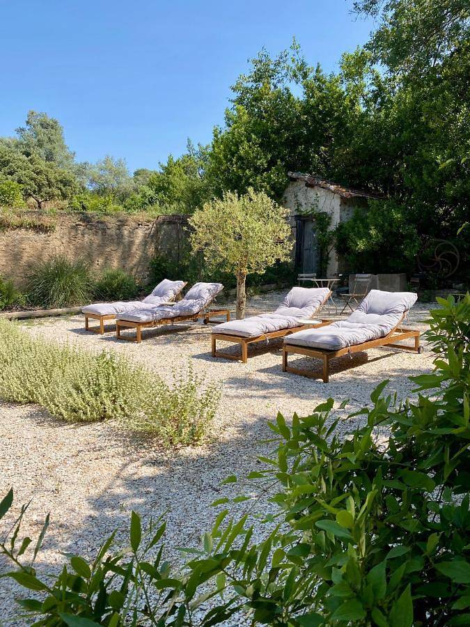 Location de vacances pour 2 personnes, avec terrasse ainsi que piscine et jardin à Neffiès - 3