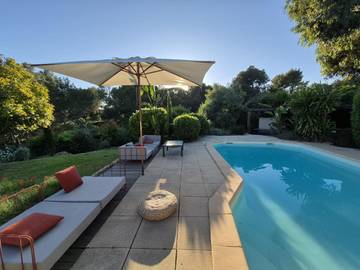 Maison de vacances pour 4 personnes, avec vue ainsi que piscine et jardin dans le Var