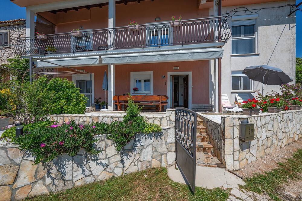 Apartamento entero, Precioso apartamento de 2 dormitorios. in Rabac, Labin-Rabac