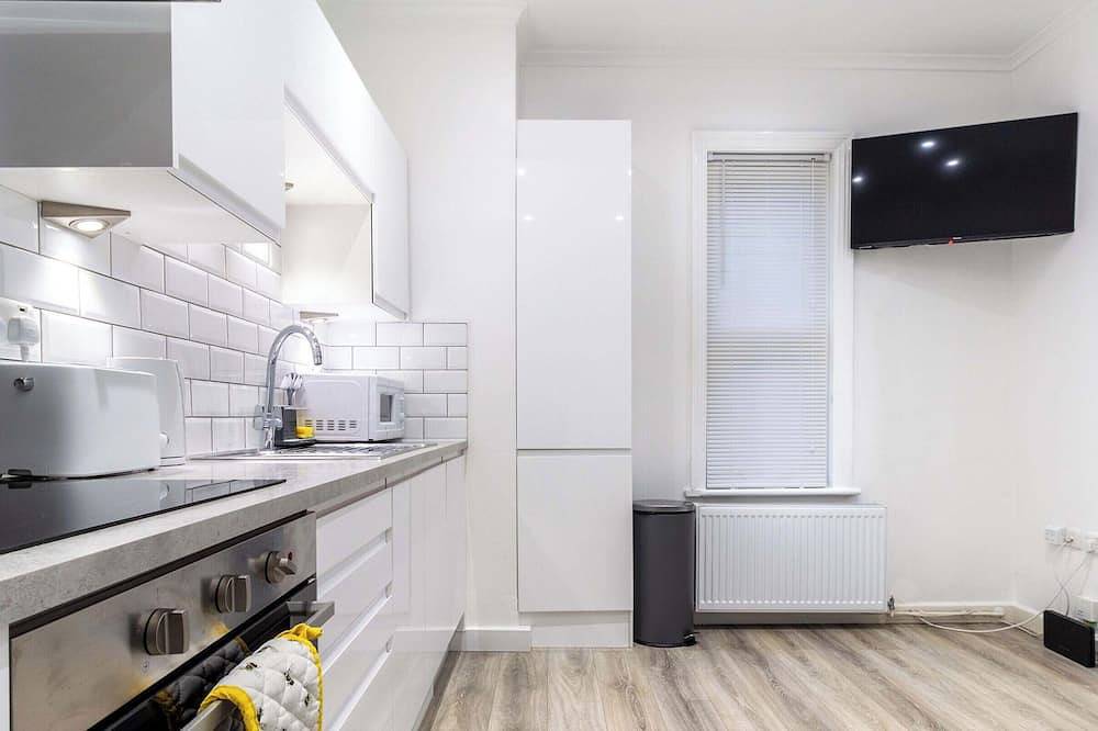 Entire apartment, Elegant Spacious 2 Bed Flat with Garden - Sleeps 7 in Watford, Hertfordshire