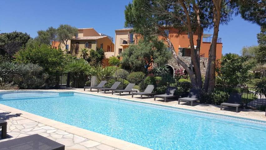 Appart’hôtel pour 2 personnes, avec terrasse ainsi que piscine et jardin