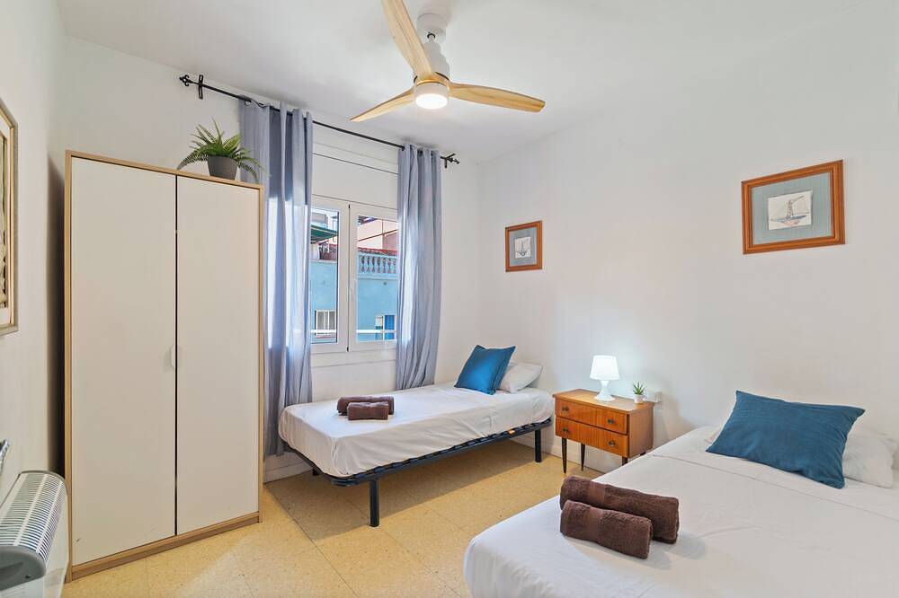 Appartement entier, 3 bedroom apartment 15' from Barcelona center and 8' walking from the beach in Sant Adrià de Besòs, Barcelonès