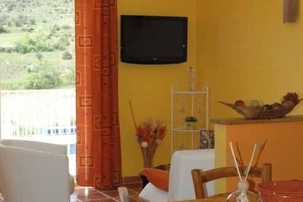 Beau Domaine en Plein sud de L'ardeche Avec Grande Picsine, Bbq, Jeux in Lagorce, Ardèche