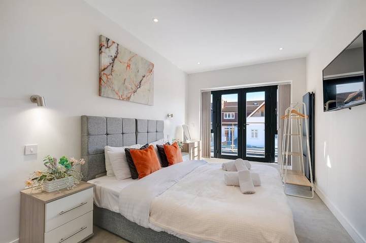 Luxury Hillside Home in Purley with Ensuites, Balconies & Garden in Croydon, London