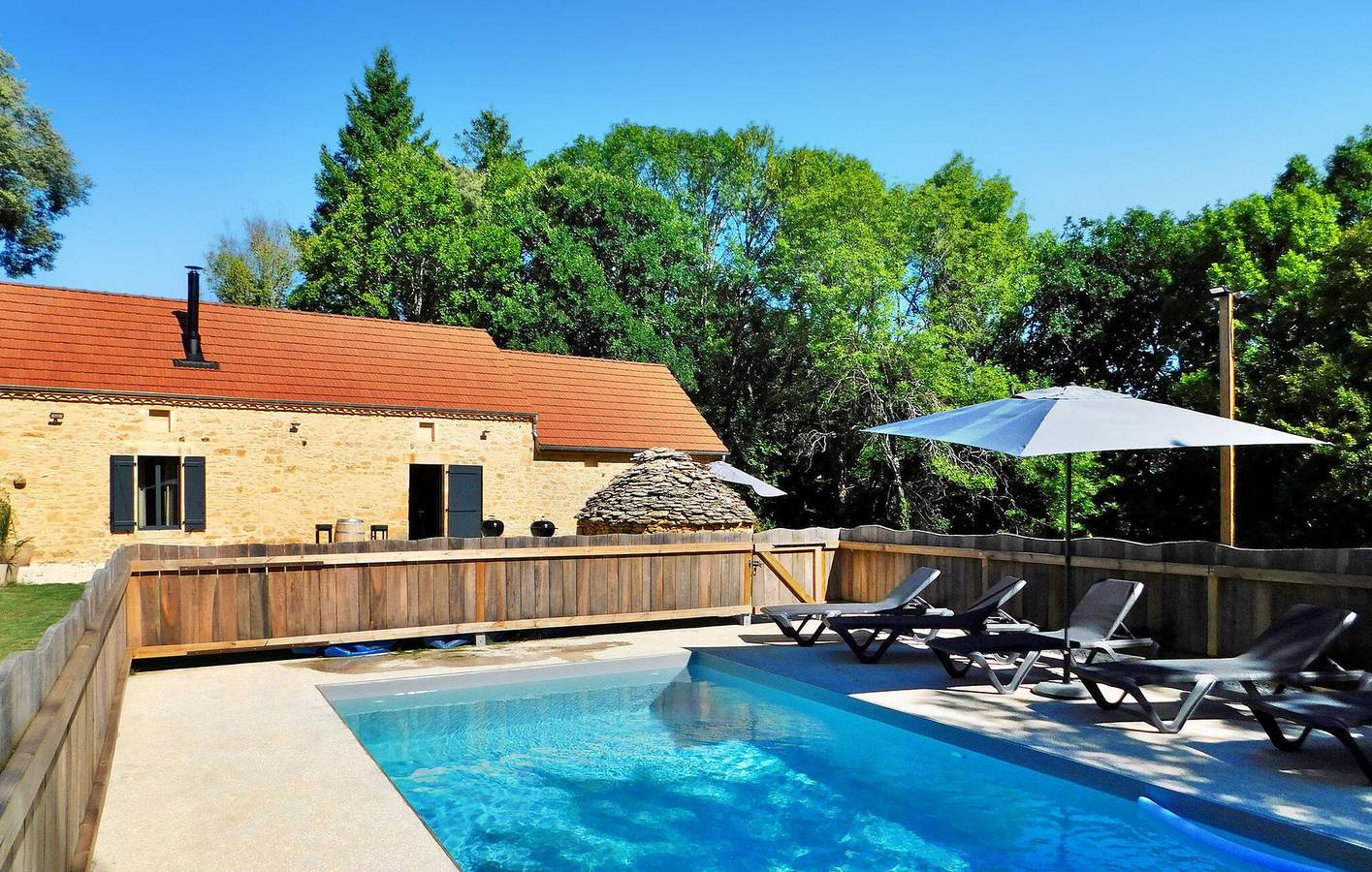 Appartement de luxe avec piscine, parking, climatisation et WiFi in Saint-Julien-de-Lampon, Quercy