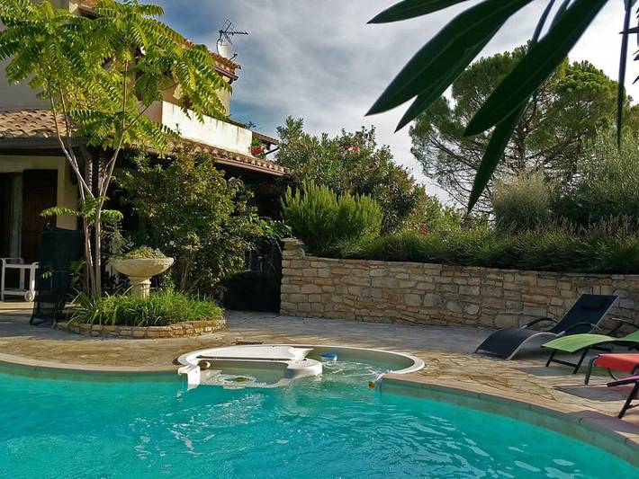Location de vacances pour 5 personnes, avec terrasse ainsi que piscine et jardin à Saint-Julien-de-Peyrolas - 3