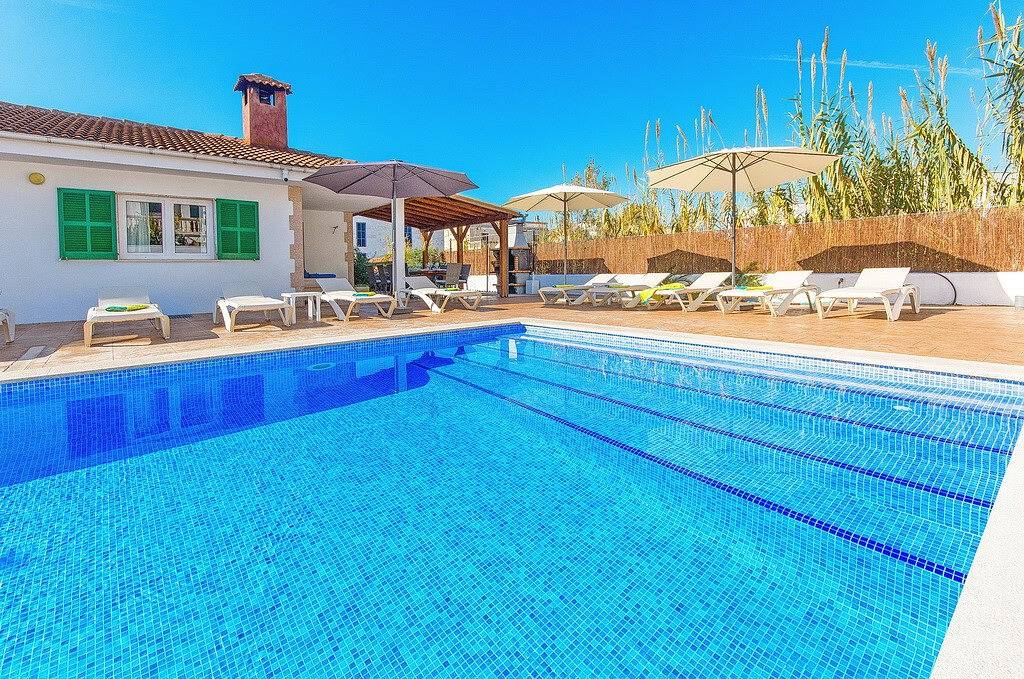 Villa Miquel, großes Ferienhaus mit Pool für 10 Personen an der Playas de Muro in Playa de Muro, Muro