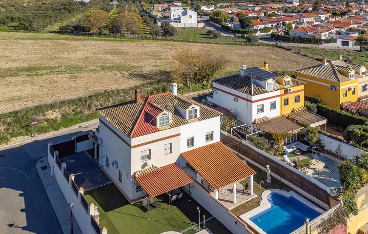 Apartamento acolhedor perto do centro da cidade com piscina e ar condicionado in Salteras, Sevilha Província