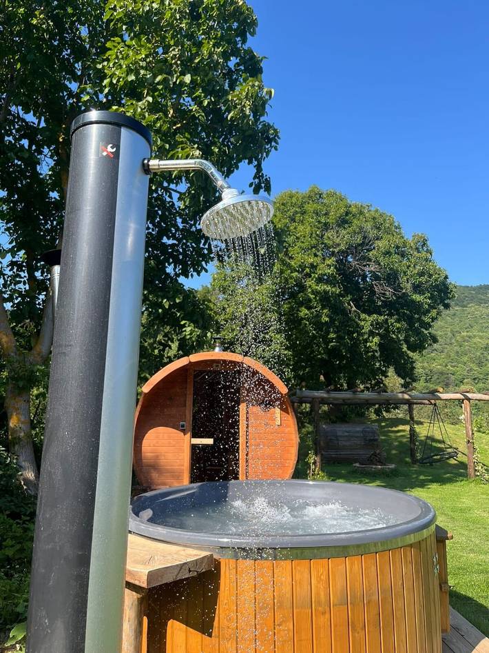 Casa vacanze 'La Rosa sul Lago' adatta agli animali domestici, con giardino privato, spa e Wi-Fi in Osiglia, Alpi Liguri