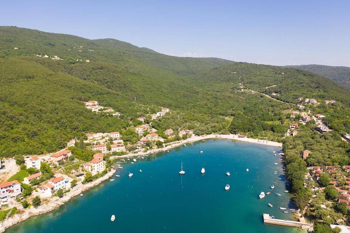 Ganze Ferienwohnung, Traumhaftes Apartment mit großer Terrasse in Raša, Ostküste Istrien