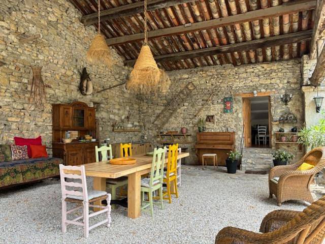 Location de vacances pour 3 personnes, avec vue ainsi que piscine et jardin à Vézénobres - 3