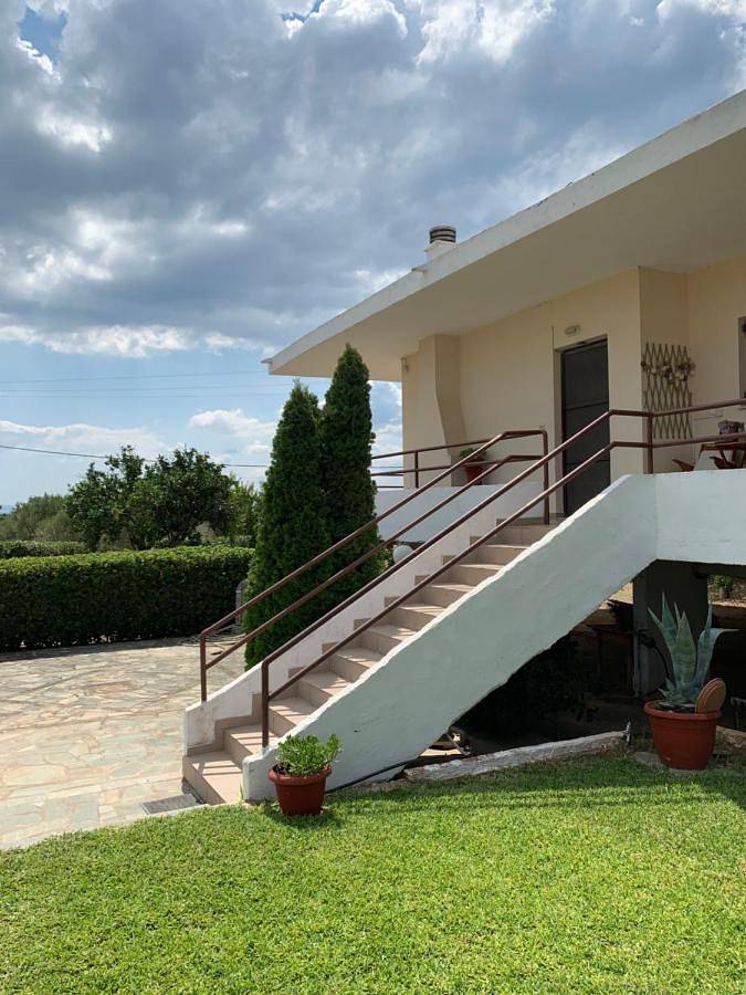 Ferienhaus für 5 Personen, mit Balkon und Terrasse sowie Garten und Ausblick in Chalkida