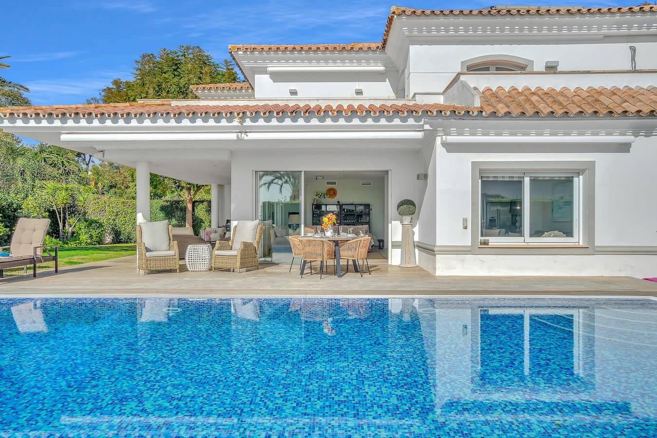 Villa Molly - Elegant Beachside Home in Marbella Oost, Marbella