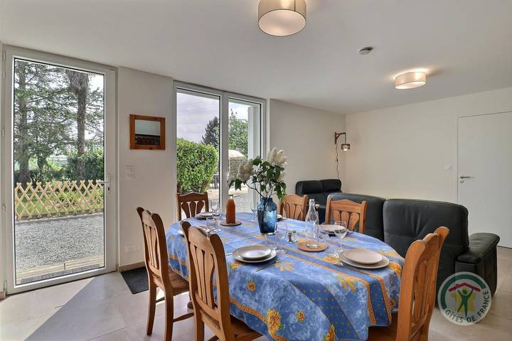 Gîte pour 6 personnes, avec Terrasse ainsi que Jardin et Vue à Chavagne