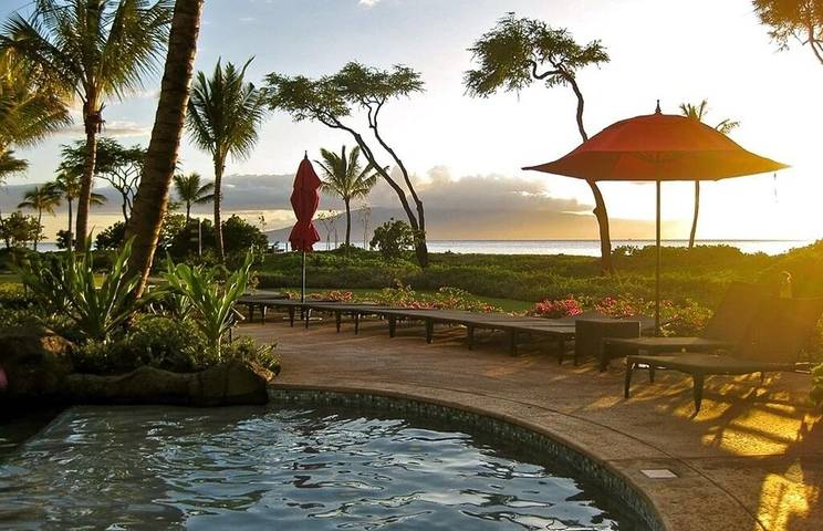 Beach rental for 4 people, with pool and yard as well as balcony and hot tub on Maui