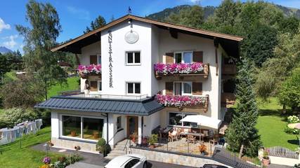 Hotel für 2 Personen, mit Sauna und Pool sowie Ausblick und Garten, mit Haustier in Kitzbühel