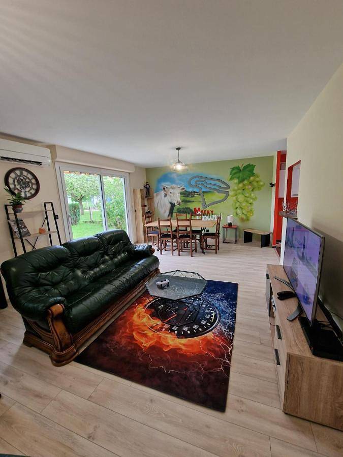 Location de vacances pour 8 personnes, avec Terrasse et Jardin à Magny-Cours