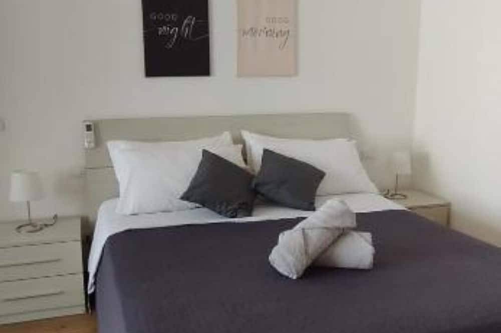 2 minutes from the sea and all services. 9 minutes by car from the airport in Fiumicino, Rom Provinz